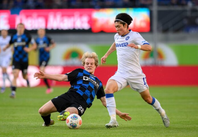 SC Paderborn 07 - Karlsruher SC Shio Fukuda (r) brachte die Gäste zwischenzeitlich in Führung.