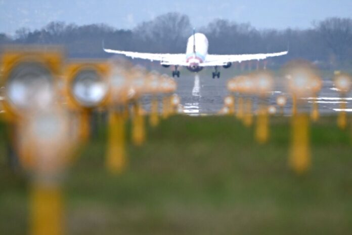 Ferienreiseverkehr am Flughafen Köln/Bonn Millionen Menschen stiegen in NRW seit Jahresbeginn ein Flugzeug. (Symbolbild)