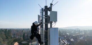 Rheinmetall und Telekom entwickeln Anti-Drohnen-Abwehrschirm Ein Telekom-Techniker an einem Mobilfunk-Masten - an so einem Standort könnten künftig auch Anti-Drohnen-Sensoren hängen. (Archivbild)