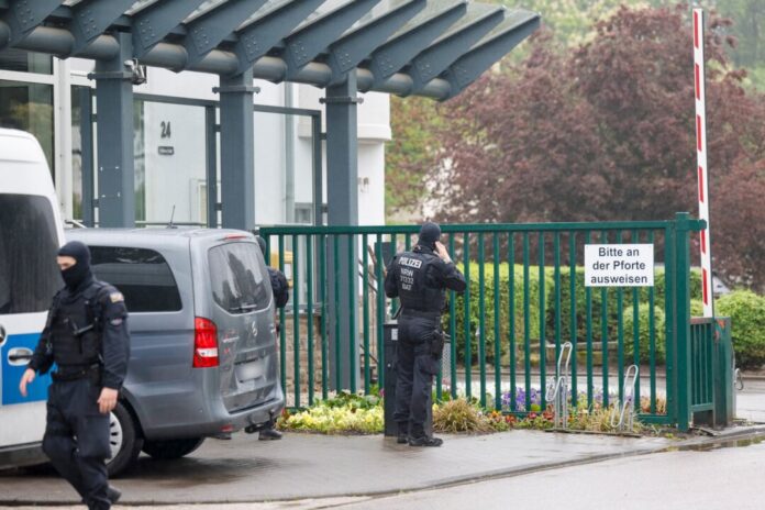 Durchsuchungen Justizvollzugsanstalt und Wohnungen Justizvollzugsbeamte stehen im Verdacht, als Gegenleistung für das Gewähren von Hafterleichterungen Vorteile angenommen zu haben.