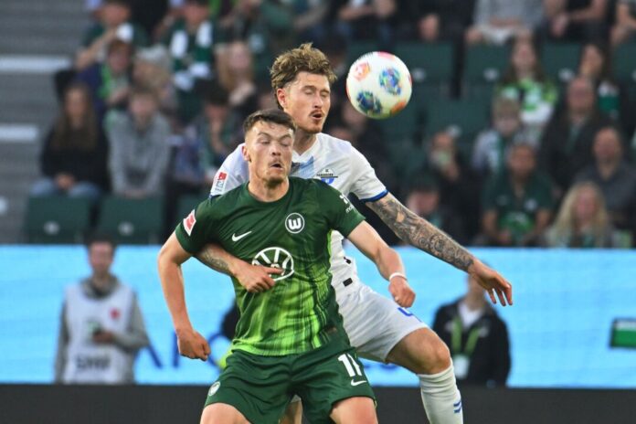 VfL Wolfsburg - SC Paderborn 07 Calvin Brackelmann vom SC Paderborn und der Wolfsburger Dzenan Pejcinovic (vorne) im Zweikampf.