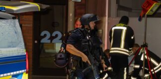 Streit mit Hämmern und Schreckschüssen löst Großeinsatz aus Die Polizei rückte am Abend zu einem Großeinsatz in Oelde aus, nachdem gemeldet worden war, dass mehrere Männer mit Werkzeugen bewaffnet ein Wohnhaus betreten hatten.