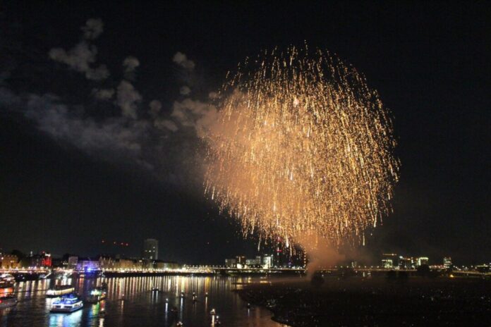 Japanisches Feuerwerk in Düsseldorf Das japanische Feuerwerk zum Abschluss des Japan-Tages in Düsseldorf explodiert über der Stadt.