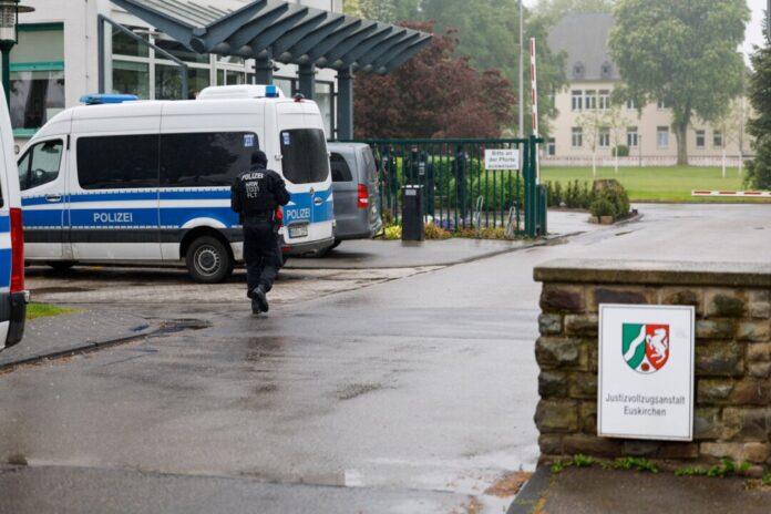 Durchsuchungen Justizvollzugsanstalt und Wohnungen Polizisten während der Razzia auf dem Gelände der JVA Euskirchen