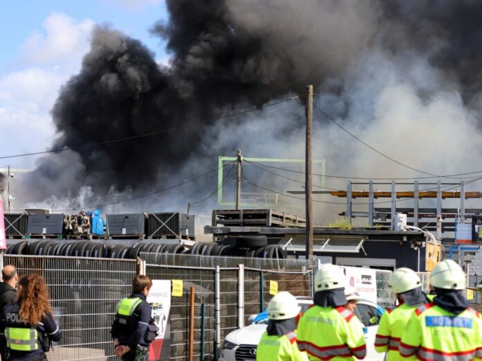 Brand in Kölner Werkstatt In Köln hat es am Samstag auf dem Gelände einer Autowerkstatt gebrannt.