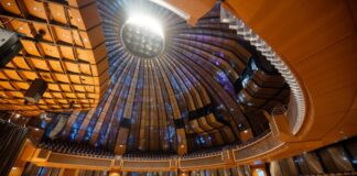 Eine Kuppel wölbt sich über den runden Saal der Tonhalle Düsseldorf.