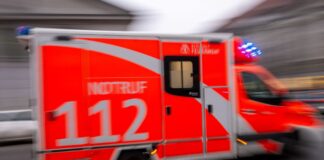 Rettungskräfte brachten den Schwerverletzten mit einem Rettungswagen in ein Krankenhaus. (Symbolbild)