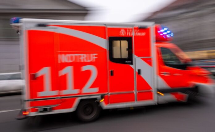 Rettungswagen - Symbolbild Rettungskräfte brachten den Schwerverletzten mit einem Rettungswagen in ein Krankenhaus. (Symbolbild)