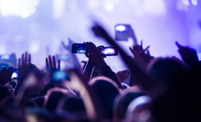 Konzertbesucher Musik soll Menschen verbinden - doch Wucherpreise auf dem Zweitmarkt machen einen Konzertbesuch für viele Fans unerschwinglich, kritisiert die Branche. (Symbolbild)