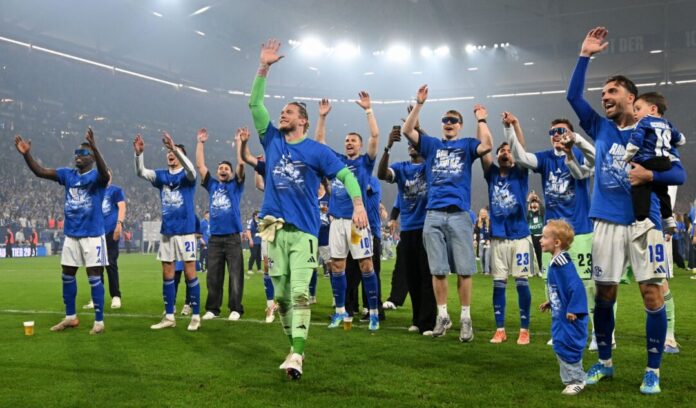 FC Schalke 04 - Fortuna Düsseldorf Die Mannschaft von Schalke 04 feierte den Aufstieg auf dem Platz.
