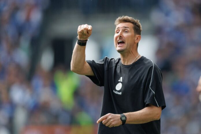 Miroslav Klose Will die Saison vernünftig und in der oberen Tabellenhälfte beenden: Nürnberg-Trainer Miroslav Klose. (Archivbild)