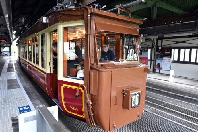Der Kaiserwagen kehrt zurück Nach sieben Jahren Stillstand ist der sogenannte Kaiserwagen zurück im Wuppertaler Stadtbild.