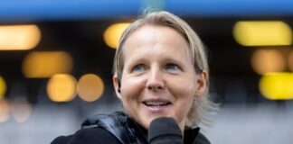 Fans hören dank eines Funkmikrofons, was Werder-Trainerin Friederike Kromp während des Spiels gegen den 1. FC Köln sagt. (Archivbild)    