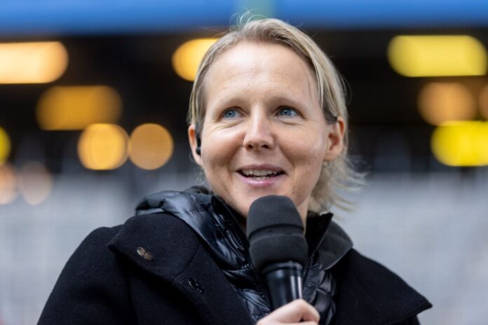 Friederike Kromp Fans hören dank eines Funkmikrofons, was Werder-Trainerin Friederike Kromp während des Spiels gegen den 1. FC Köln sagt. (Archivbild)