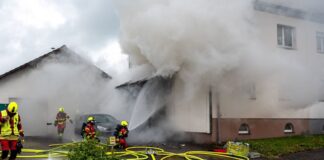 Bei Wohnhausbrand: Frauenleiche im Garten entdeckt Bei der Leitstelle waren Meldungen über ein in voller Ausdehnung brennendes Wohnhaus eingegangen. Im Garten entdeckten Einsatzkräfte dann die Leiche.