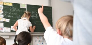 Bildungsexperten für Social Media-Verbot an Grundschulen Für Grundschulkinder sehen Wissenschaftler erhebliche Risiken bei der Nutzung sozialer Medien. (Archivbild)