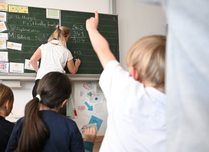 Grundschule Für Grundschulkinder sehen Wissenschaftler erhebliche Risiken bei der Nutzung sozialer Medien. (Archivbild)