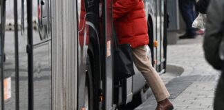 Zwölfjähriger läuft auf Straße – lebensgefährlich verletzt Ein zwölfjähriger Junge wollte einen Bus erreichen und wurde bei einem Unfall lebensgefährlich verletzt. (Symbolbild)