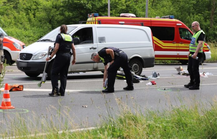 Auto fuhr in Schülergruppe: Nun steht der Fahrer vor Gericht Spurensuche am Ort der Tragödie: Ein Jahr nach dem tödlichen Unfall an einer Kreuzung in Hürth beginnt vor dem Kölner Landgericht ein Prozess. (Archivfoto)