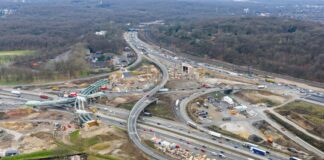 Bauarbeiten an der Autobahn: Zwei Sperrungen am Wochenende Die A40 im Kreuz Kaiserberg (im Bild von links nach rechts) wird über mehrere Jahre ausgebaut. (Archivbild)
