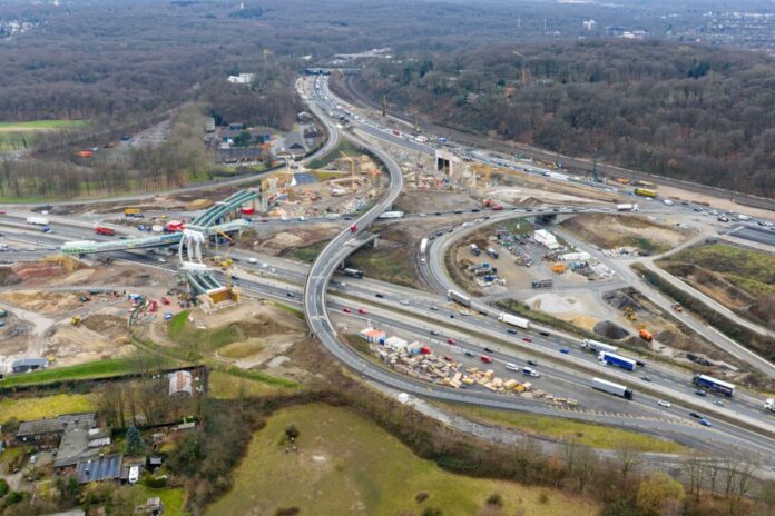 Mega-Bauprojekt Kreuz Kaiserberg: Für die Sanierung der Autobahn Die A40 im Kreuz Kaiserberg (im Bild von links nach rechts) wird über mehrere Jahre ausgebaut. (Archivbild)