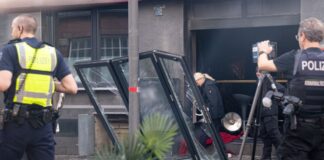 Explosion in Shishabar in der Kölner Innenstadt Der Eingangsbereich sowie Teile des Innenraums wurden durch die Explosion und den Brand zerstört, wie die Polizei mitteilte.