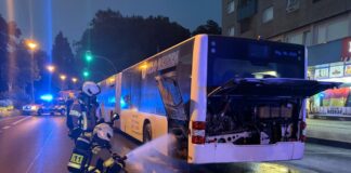 Bus-Brand im Mettmanner Zentrum: Feuerwehr rückt aus Im Bereich des Motors brannte der Bus. Foto: FW Mettmann