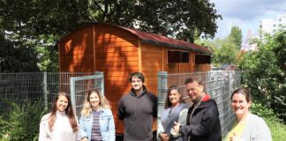 Zweites Taubenhaus in Ratingen eröffnet Freuen sich über das neue Taubenhaus in Ratingen-West (von links nach rechts): Nathalie Burzan, Jennifer Nöhles (beide LEG, Bereich Gewerbeimmobilienmanagement), Marius Kehren, Melanie Gordon (beide Tierschutzverein Düsseldorf), Umweltdezernent Bert Wagener und Julia Federer, Abteilungsleiterin Natur-, Klima- und Umweltschutz. Foto: Stadt Ratingen