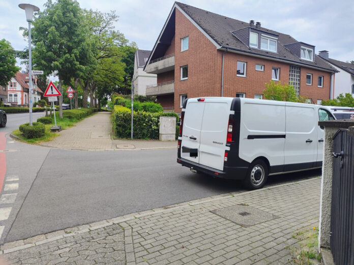 2026-06-15 Bild Einmündung Kohlstraße Das Parkverbot im Einmündungsbereich gilt bundesweit - eine zusätzliche Beschilderung ist gesetzlich nicht vorgeschrieben, fehlt aber an vielen Stellen in der Praxis. Kommunen können durch Fahrbahnmarkierungen oder ergänzende Schilder auf die Regelung aufmerksam machen. Die CDU-Fraktion hat den Antrag für den Bezirksausschuss Hösel/Eggerscheidt (BezA 6) gestellt, der als zuständiges Gremium über Stadtteilangelegenheiten in diesem Bereich entscheidet. Foto: CDU Ratingen