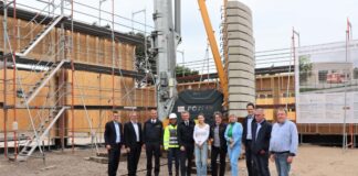 Bürgermeister Patrick Anders (links), Erster Beigeordneter Harald Filip (2.v.l.) und die Technische Beigeordnete Petra Cremer (7.v.l) ließen sich anlässlich der Rohbau-Fertigstellung von Fachleuten des städtischen Hochbauamtes, der Feuerwehr, des Architekturbüros Thelen und der beteiligten Unternehmen über den Stand beim Neubau der Rettungswache Nord an der Kölner Straße informieren. Foto: Stadt Ratingen
