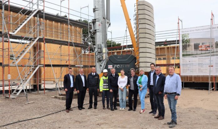 2026-06-16Rettungswache Nord Bürgermeister Patrick Anders (links), Erster Beigeordneter Harald Filip (2.v.l.) und die Technische Beigeordnete Petra Cremer (7.v.l) ließen sich anlässlich der Rohbau-Fertigstellung von Fachleuten des städtischen Hochbauamtes, der Feuerwehr, des Architekturbüros Thelen und der beteiligten Unternehmen über den Stand beim Neubau der Rettungswache Nord an der Kölner Straße informieren. Foto: Stadt Ratingen