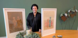 Jasmin Piller, Abteilungsleiterin des Standesamts, mit zwei der fünf Bilder von Petra Richter-Rose, die seit kurzem das Trauzimmer dezent schmücken. Foto: Stadt Ratingen