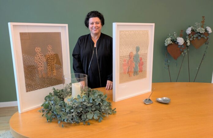 2026-06-16Standesamt neue Bilder Jasmin Piller, Abteilungsleiterin des Standesamts, mit zwei der fünf Bilder von Petra Richter-Rose, die seit kurzem das Trauzimmer dezent schmücken. Foto: Stadt Ratingen