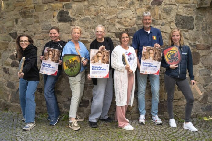 2026-06-16Turmstraßenfest Freuen sich auf das Turmstraßenfest (v.l.n.r.): Stefanie Böschenbröker, Kathrin Reimann (beide Jugendzentrum LUX), Gesa Lepper (KiTa St. Ursula), Andrea Laumen (JuTu), Amanda Hübenthal (städtische KiTa Turmstraße), Guido Multhaupt (Ratinger Jonges) und Sina Burmester (Stadtwerke Ratingen). Foto: Stadt Ratingen
