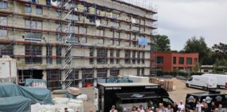 Baukörper der neuen Heinrich-Schmitz-Schule ist fertig Zum Handwerkerfest anlässlich der Fertigstellung des Baukörpers hatte die Firma Kleusberg die beteiligten Handwerker, Lehrkräfte und Kinder der Heinrich-Schmitz-Schule sowie Vertreterinnen und Vertreter von Rat und Verwaltung mit Bürgermeister Patrick Anders an der Spitze eingeladen. Foto: Stadt Ratingen
