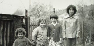 „Spurensuche“ zum Ratingen Stadtjubiläum „Gastarbeiter“ und ihre Kinder im Ratingen der 70er Jahre. Fotos aus der Ausstellung „Spurensuche“, Franz Naber und Michael Höver. Foto: Stadt Ratingen