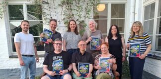 Neues Programm der Volkshochschule Ratingen Das VHS-Team hat wieder ein vielfältiges Semesterprogramm auf die Beine gestellt. Über rege Teilnahme freuen sich (hintere Reihe von links nach rechts): Tobias Lüder, Dezernent Prof. Dr. Bert Wagener, Alexandra Fuhr, Karin Thiel, Natascha Wagner und Andrea Wiebke sowie (sitzend von links nach rechts) Thomas Fedder, VHS-Leiter Jörg Althen und Charlotte Fischer-Simon. Foto: Stadt Ratingen