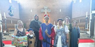 Patrick und Andrea Anders als Graf Adolf und Gräfin Elisabeth von Berg spielten für die Kita St. Suitbertus die (mutmaßliche) Stadterhebungsszene nach, links im Bild die Initiatorin der Aktion, Anna Wellner.  Foto: Stadt Ratingen