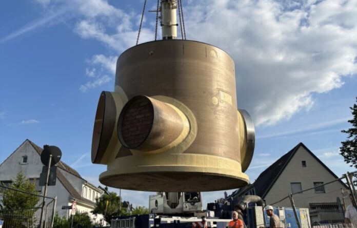 Das kapitale Anbindungsbauwerk wird in die Baugrube an der Fliednerstraße/Schützenstraße eingehoben. Foto: Stadt Ratingen Das kapitale Anbindungsbauwerk wird in die Baugrube an der Fliednerstraße/Schützenstraße eingehoben. Foto: Stadt Ratingen