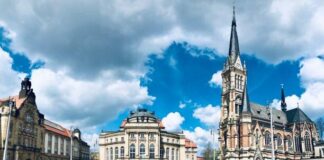 Historical Saint Peter’s church and the historical opera house at the center of Chemnitz city. The photo was taken on may 2022 at the square near to the opera house. The Saint Peter’s church is one of the famous church in saxony. Chemnitz is the cultural capital of the European Union for 2025. Bild: IStock