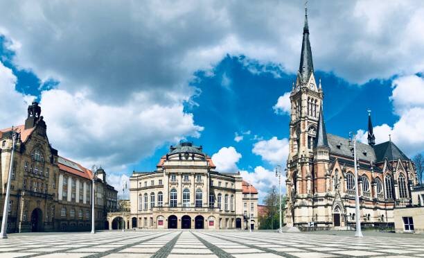 20260413130410_istockphoto-1399333514-612x612 Historical Saint Peter’s church and the historical opera house at the center of Chemnitz city. The photo was taken on may 2022 at the square near to the opera house. The Saint Peter’s church is one of the famous church in saxony. Chemnitz is the cultural capital of the European Union for 2025. Bild: IStock