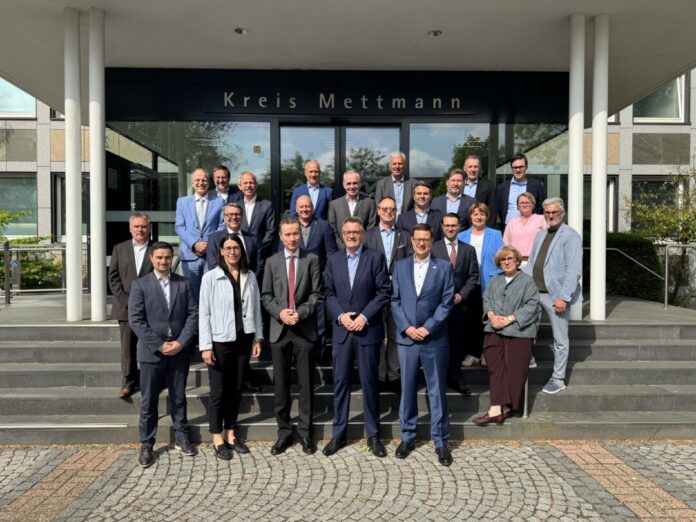20260601-gruppenfoto-lkt-finanzausschuss Der Finanzausschuss des Landkreistags NRW warnt vor einer weiteren Zuspitzung der kommunalen Finanzkrise. Foto: LKT NRW