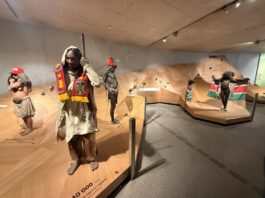 Neanderthal-Museum bringt WM-Fieber in die Steinzeit Lucy, Jebel Irhoud und Mr. N tragen Fanartikel. Foto: Museum