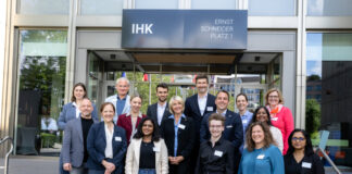 IHK Düsseldorf stärkt Zusammenarbeit mit der AHK Indien Die Akteure vor der IHK Düsseldorf. Foto: Andreas Endermann