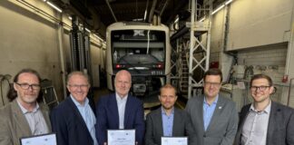 Schulen und Regiobahn starten Lernpartnerschaft Unterzeichnung der KSW-Kooperationsvereinbarungen (von links): Matthias Messing, Schulleiter der Gesamtschule Mettmann, Gregor Berghausen, Hauptgeschäftsführer der IHK Düsseldorf, Rolf Ommen und Götz Nink, beide Geschäftsführer der Regiobahn Fahrbetriebsgesellschaft mbH, Kreisdirektor Philipp Gilbert und Gerrit Winkler, Schulleiter des Heinrich-Heine-Gymnasiums. Foto: Kreis Mettmann