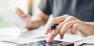 Finanzexperte über Folgen der Leitzins-Erhöhung Die Verbraucherzentrale NRW gibt Tipps, was steigende Zinsen für die Geldanlage bedeuten. Foto: VZ NRW/Adpic