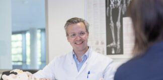 Spezialisten erläutern moderne Behandlung an Hals- und Lendenwirbelsäule Chefarzt Prof. Dr. med. Sönke Frey lädt mit seinen Kollegen des Wirbelsäulenspezialzentrums zum 6. Kaiserswerther Rückennachmittag ein. Foto: Kaiserswerther Diakonie/Frank Elschner