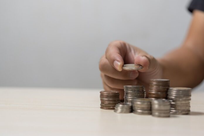 Wer Schulden hat und gepfändet wird, hat bald mehr Geld zur Verfügung. Betroffene müssen teils aber selbst aktiv werden, rät die Verbraucherzentrale NRW. Foto: VZ NRW/adpic Wer Schulden hat und gepfändet wird, hat bald mehr Geld zur Verfügung. Betroffene müssen teils aber selbst aktiv werden, rät die Verbraucherzentrale NRW. Foto: VZ NRW/adpic