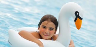 Freibad-Ausrüstung: Schwimmtier stinkt nach Chemie? Die Verbraucherzentrale NRW hat Tipps zu Kauf und richtiger Pflege von aufblasbaren Sommerartikeln aus PVC. Foto: VZ NRW/adpic