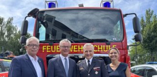 Kreisbrandmeister Torsten Schams geht in den Ruhestand Landrätin Bettina Warnecke, der scheidende Kreisbrandmeister Torsten Schams, Ordnungsdezernent Nils Hanheide und der ehemalige Landrat Thomas Hendele (von rechts). Foto: Kreis Mettmann